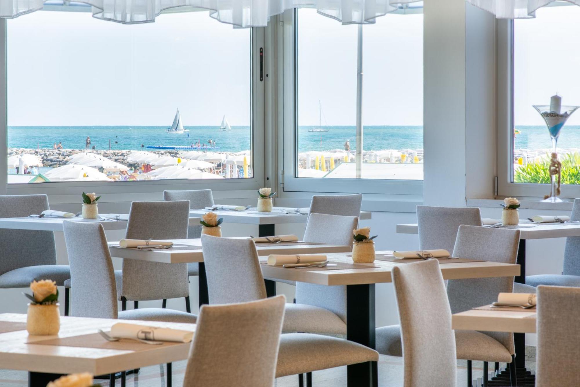 Hotel Montecarlo 3 Stelle Superior Каорле Екстер'єр фото