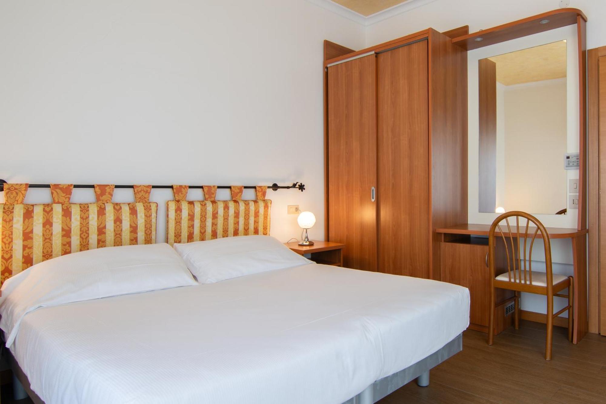 Hotel Montecarlo 3 Stelle Superior Каорле Екстер'єр фото