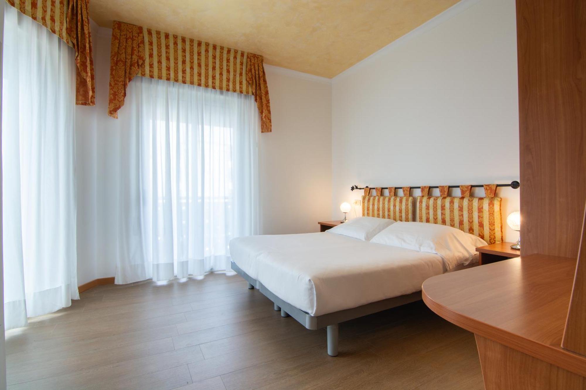 Hotel Montecarlo 3 Stelle Superior Каорле Екстер'єр фото