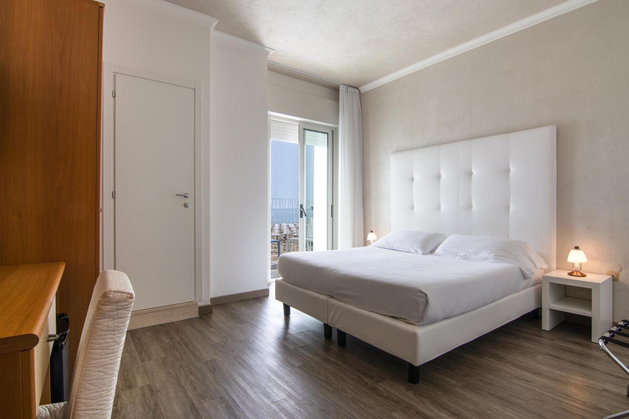 Hotel Montecarlo 3 Stelle Superior Каорле Екстер'єр фото