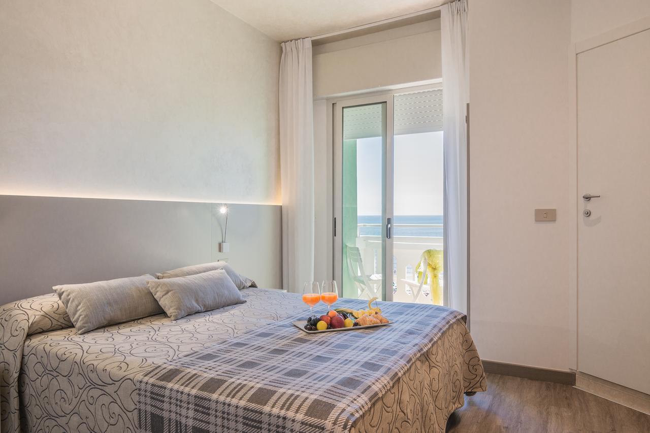 Hotel Montecarlo 3 Stelle Superior Каорле Екстер'єр фото